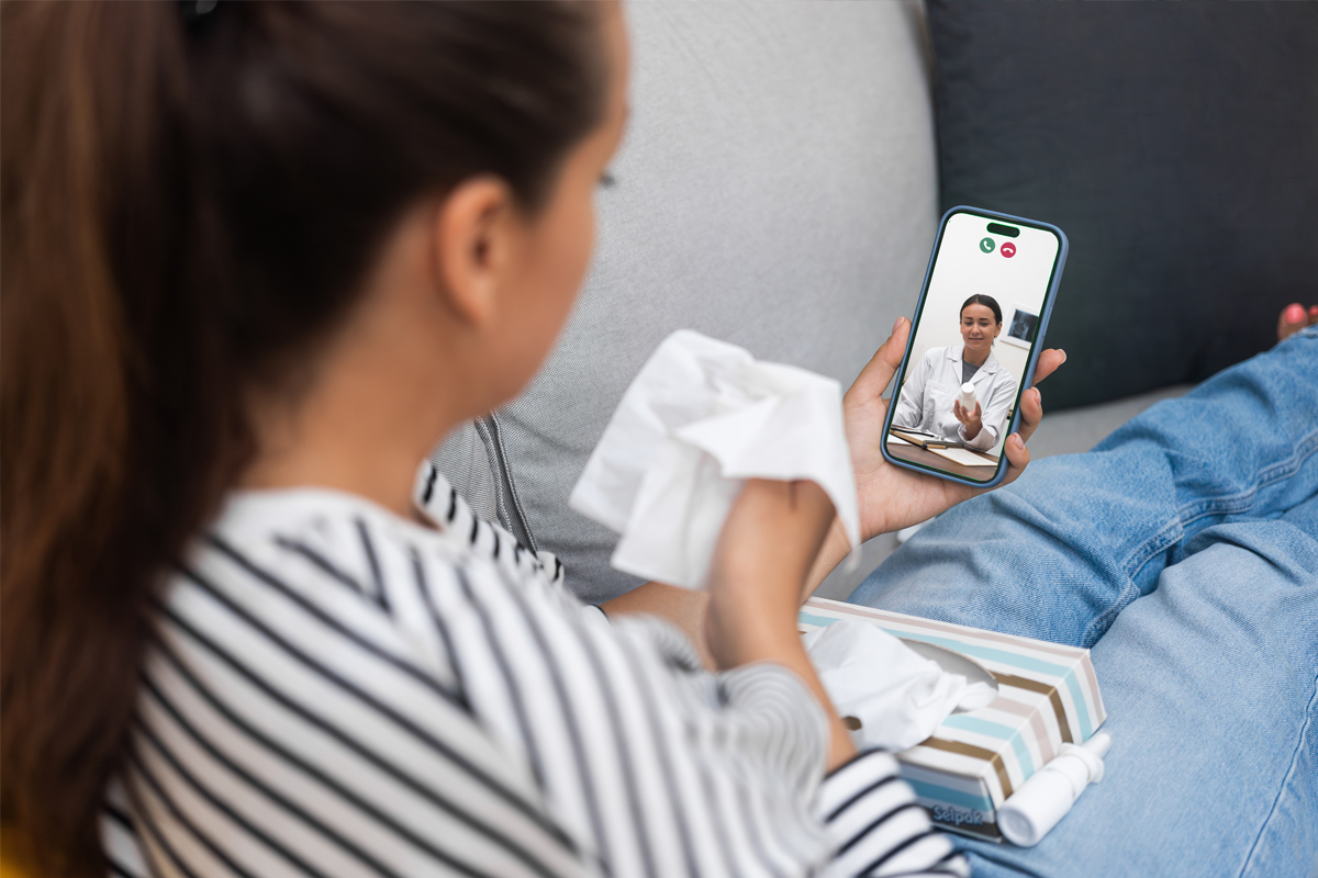 Pessoa fazendo teleconsulta médica pelo celular em casa